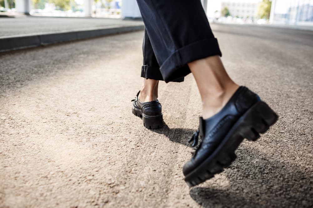 Dlaczego standardowe buty Cię cisną? Poznaj zalety obuwia na szeroka stopę